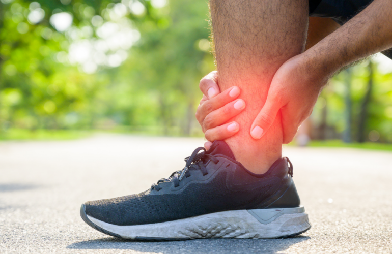 Vos chevilles vous font souffrir ? Retrouvez votre confort avec le BANDAGE CHEVILLE Confort articulaire proposé par THERATEX